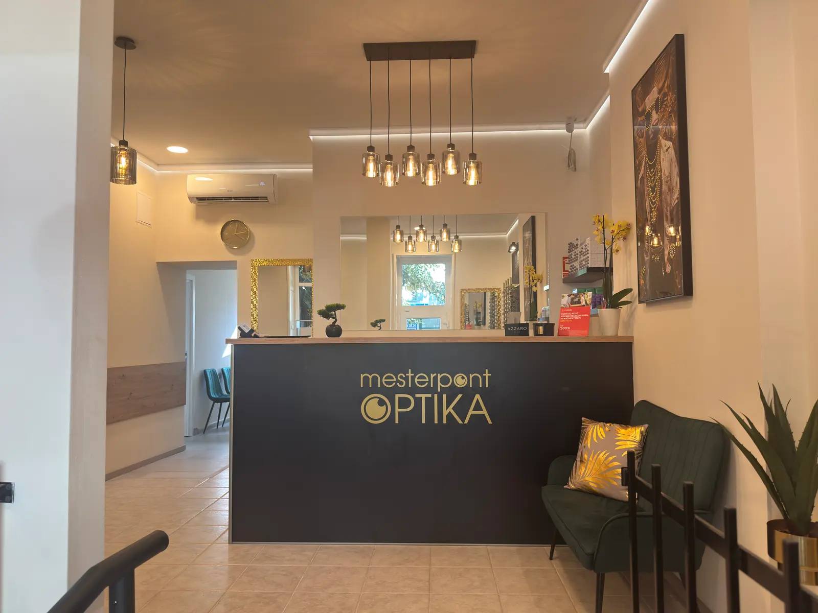 A Mesterpont Optika pultja a logóval