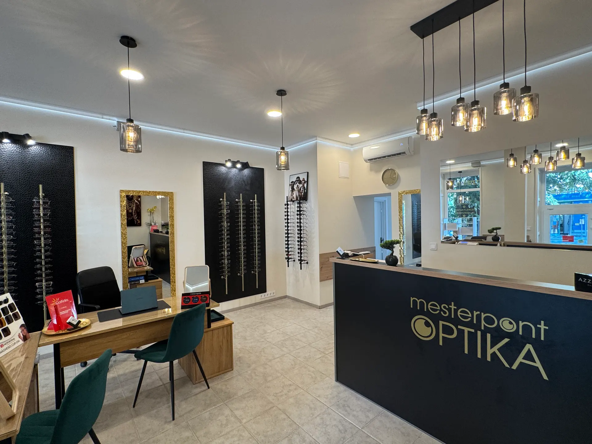A Mesterpont Optika eladótere a logós pulttal